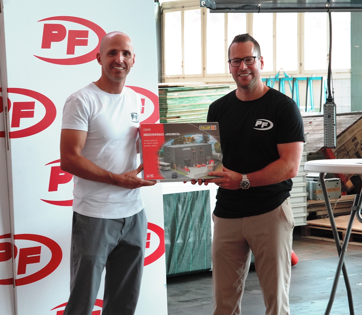 Reto Hugi beim Spatenstich der PowerFood AG mit dem Modell der neuen Industriehalle